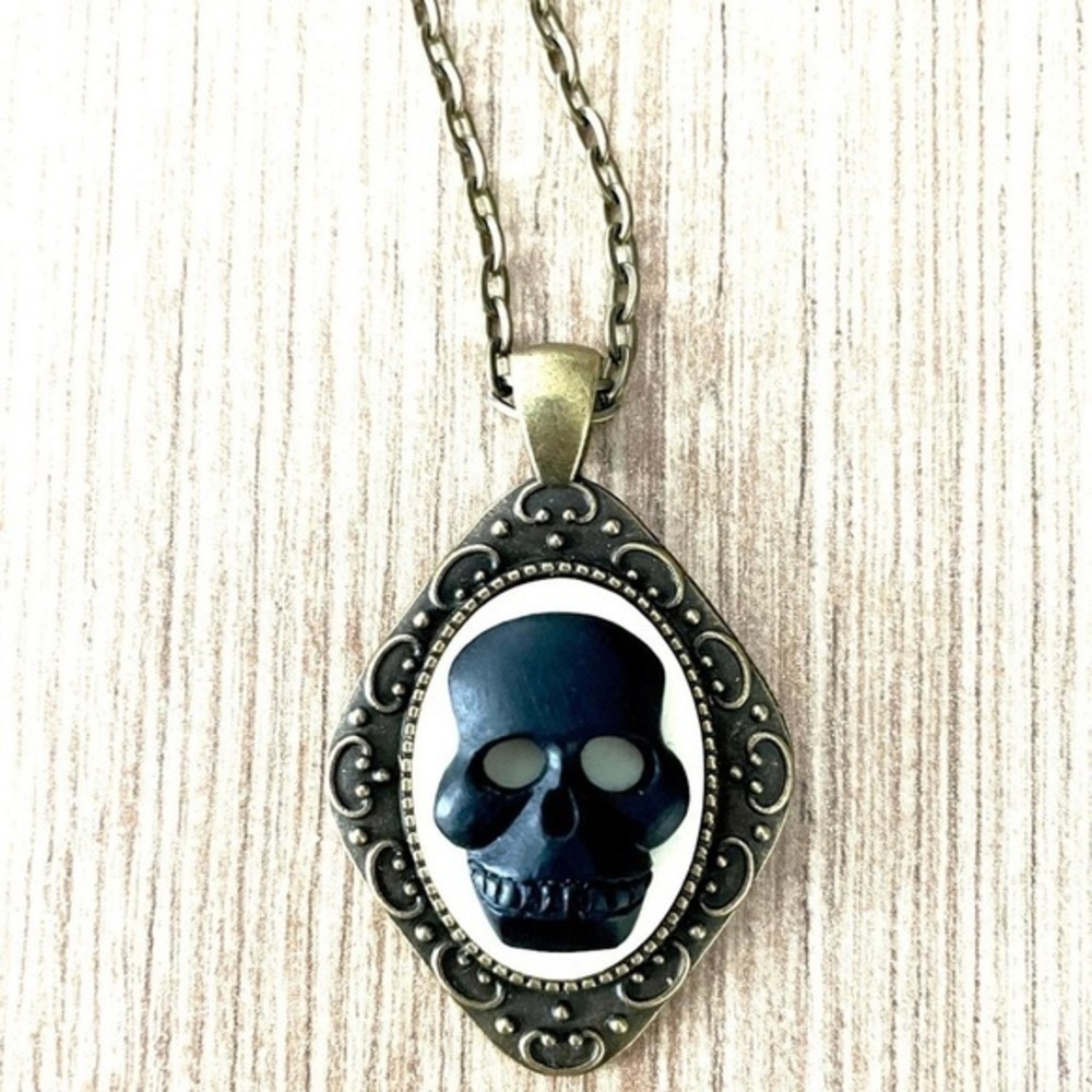 Victorian Style White and Black Skull Cameo Necklace, NWT